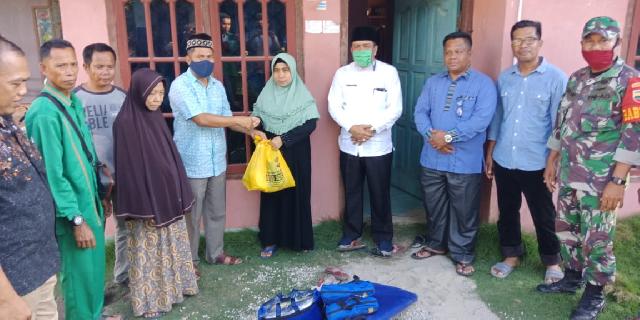 Dinas Sosial Kabupaten Pelalawan Salurkan Bantuan Pada Korban Angin Puting Beliung Di Desa Tambun