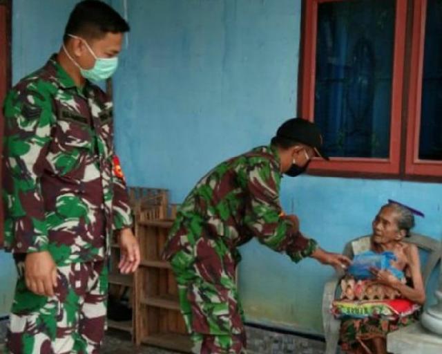 Babinsa Koramil 04 Pangkalan Kuras Salurkan Sembako ke Kaum Duafa di Kelurahan Sorek Satu