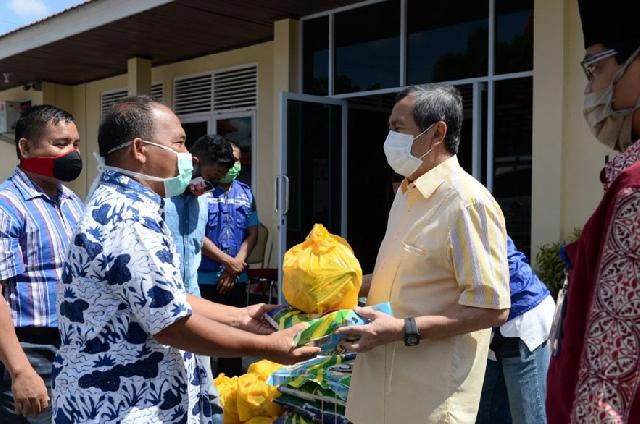 Pemprov Riau Berikan 45 Sembako Ke IKBM Tualang Kabupaten Siak