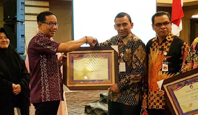 Bupati Rohul Terima Penghargaan dari Balai Bahasa Riau