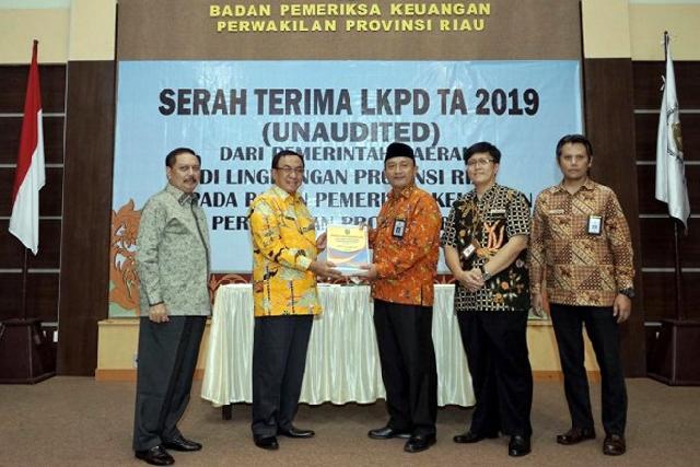 Bupati Inhil Serahkan LKPD TA 2019 ke BPK Perwakilan Riau
