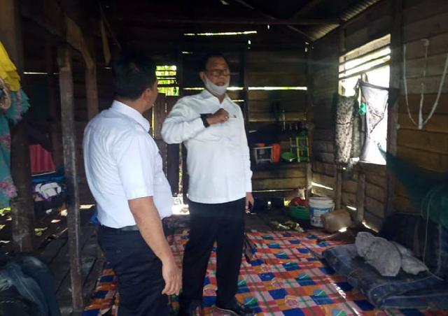 Bupati Rohil Suyatno Bantu Rumah Layak Huni Janda Anak Tiga di Bagan Hulu