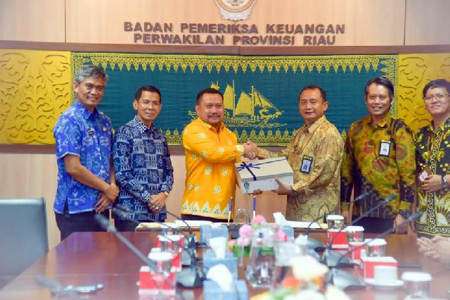 Bupati Kampar Serahkan Laporan Keuangan Pemerintah Daerah ke BPK Riau