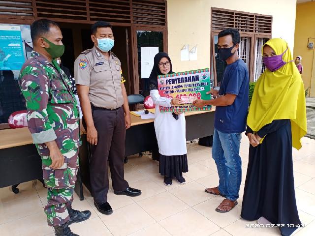 Kades Kuala Semundan Serahkan BLT Dana Desa Tahap Tiga