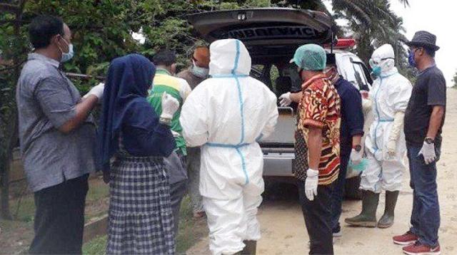 Dinkes Pelalawan Boyong Keluarga Santri Klaster Magetan ke Rumah Sakit