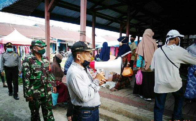Babinsa dan Bhabinkantibmas Kuala Kampar Himbau Pengunjung Pasar Tetap Gunakan Masker
