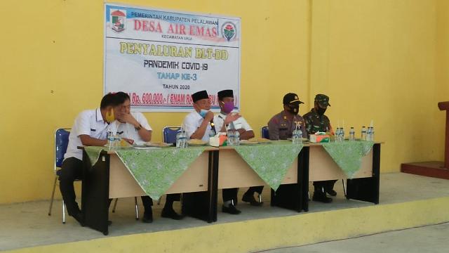 Bupati Pelalawan Menyerahkan Secara Simbolis Bantuan BLT DD Tahap Tiga Desa Air Mas