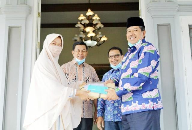 Dekranasda Salurkan Bantuan 800 Masker BC-19 untuk ODP Kabupaten Siak