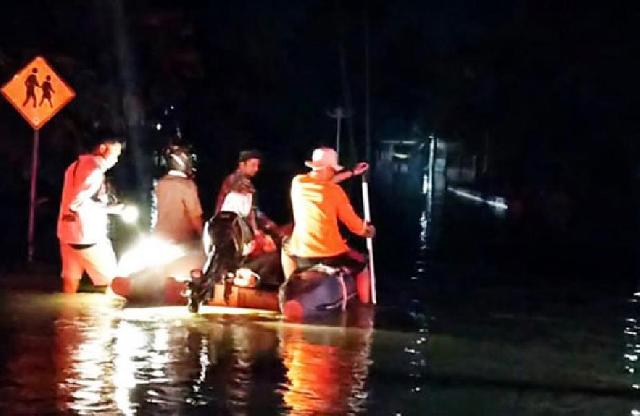 TNI POLRI Bersama BPBD Rohul Bantu Korban Banjir