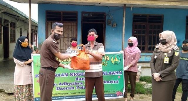 Kejari Pelalawan dan Ikatan Adhyaksa Dharma Karini Bagi-Bagi Sembako ke Masyarakat Desa Makmur