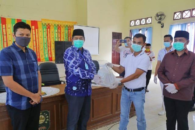 Bupati Siak Serahkan Bantuan 205 Paket Sembako dari PT IKS untuk Warga