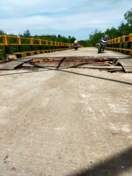 Jalan penghubung jembatan menurun kades selat akar minta provinsi segera lakukan perbaikan