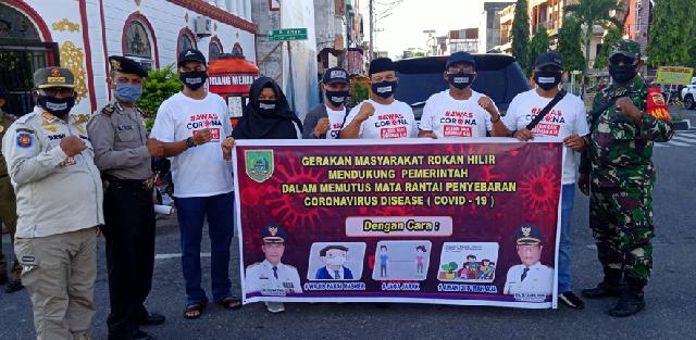 Bupati Rohil dan Sahabat MSP Bagi Bagi Masker, Kaos dan Takjil