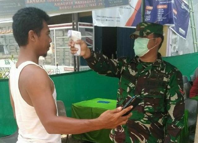 Babinsa dan Tim Gabungan Periksa Kesehatan Warga yang Keluar Masuk Kecamatan Kerumutan Pelalawan