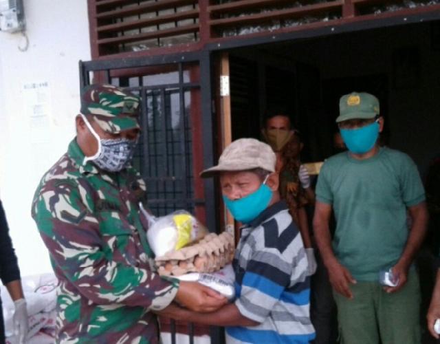 TNI-Polri Bersama Pemcam Rambah Bagikan Sembako dan Masker