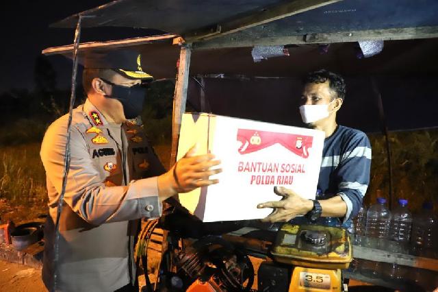Pimpin Patroli Skala Besar, Kapolda Riau Bagikan Paket Sembako Hingga Borong Dagangan Kaki Lima