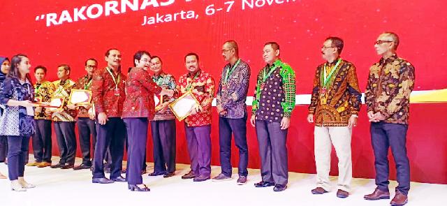 Bupati Kampar Terima Penghargaan National Procurement Award dari LKPP RI
