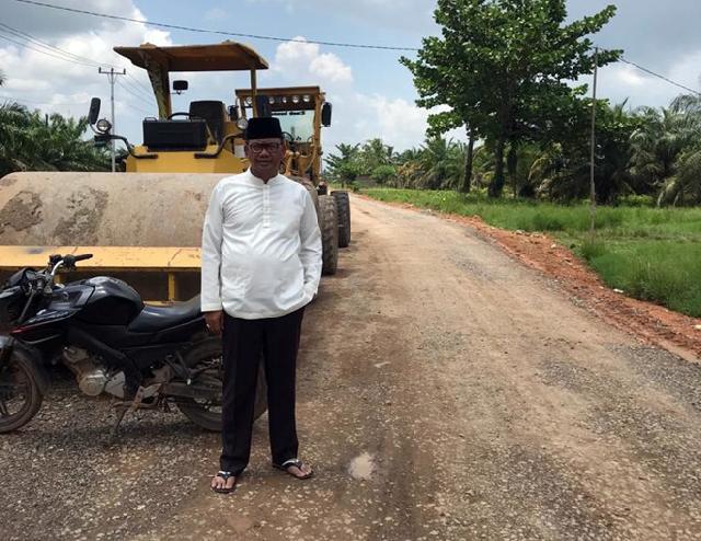 Bupati Rohil Suyatno Tinjau Pembangunan Jalan Poros di Pekaitan
