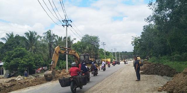 Dinas PUPR Rohul Desak PLN Pindahkan Tiang listrik di Bahu Jalan