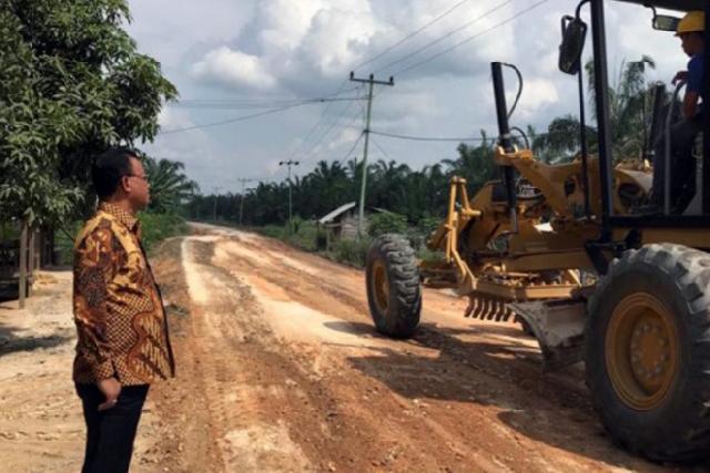 Bupati Rohil Terus Pantau Pembangunan Jalan Poros Bangko Pusako