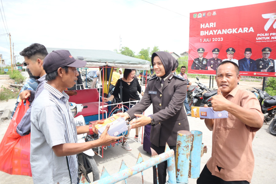 Puncak Hari Bhayangkara ke-77, Personel Polres Meranti Berbagi Puluhan Nasi Kotak kepada Masyarakat 