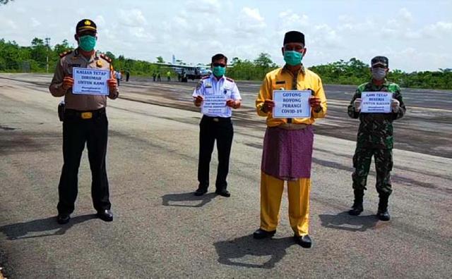 Tim Gabungan Semprot Disinfektan di Bandara Tuanku Tambusai Rohul