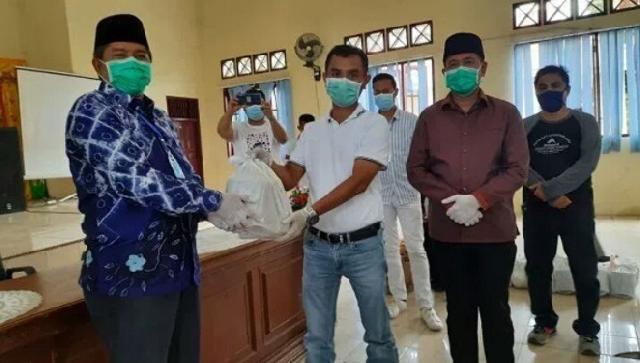 Bupati Siak Didampingi Waka I DPRD Siak Terima Bansos 350 Paket Sembako Dari PT MPS Minas