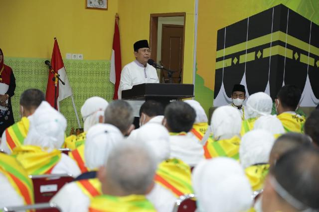 Bupati Rokan Hulu Lepas Jemaah Calon Haji Riau Kloter 9