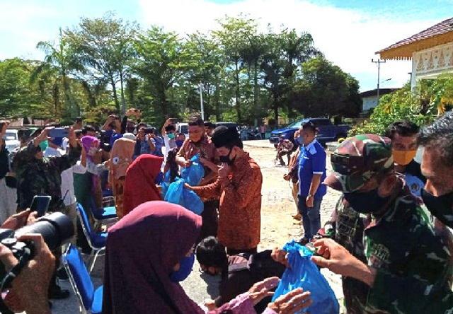 Anggota DPR RI Achmad Salurkan Sembako di Rohul