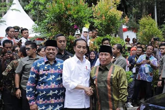 Keakraban Presiden Jokowi Dengan Bupati Sukiman di Tahura-Minas