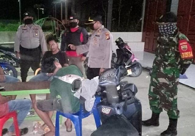 Babinsa Koramil 15 Kuala Kampar dan Polsek Kerumutan Pelalawan Patroli Kerumunan Warga