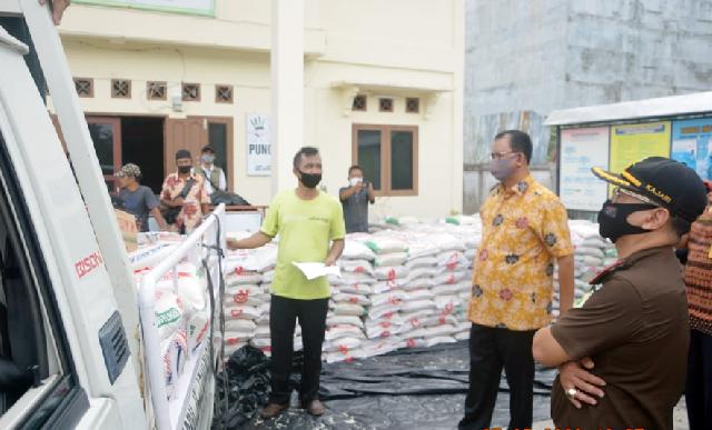 Bupati Rohil Serahkan Bantuan Sembako 877 Paket di Parit Aman