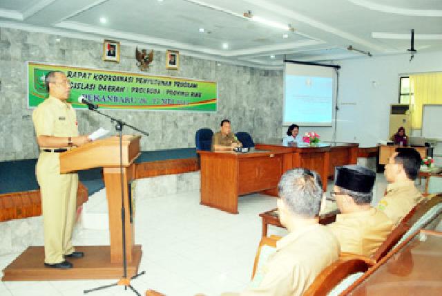 Asisten III Setda Prov Riau hadir sekaligus membuka RAKOR Penyusunan Program Legislasi Daerah tahun 2015 di Inspektorat Prov Riau. foto : humas