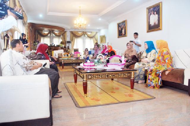 Ibu Plt Gubri  didampingi Isteri-isteri Pejabat Pratama Prov Riau silaturrahmi ke rumah Bpk Saleh Djasit. foto : humas