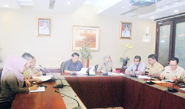 Sekda Prov Riau Membuka Acara Rapat Tentang implementasi penyelenggaraan urusan konkuren berdasaarkan uu no 23 th 2014. foto: humas