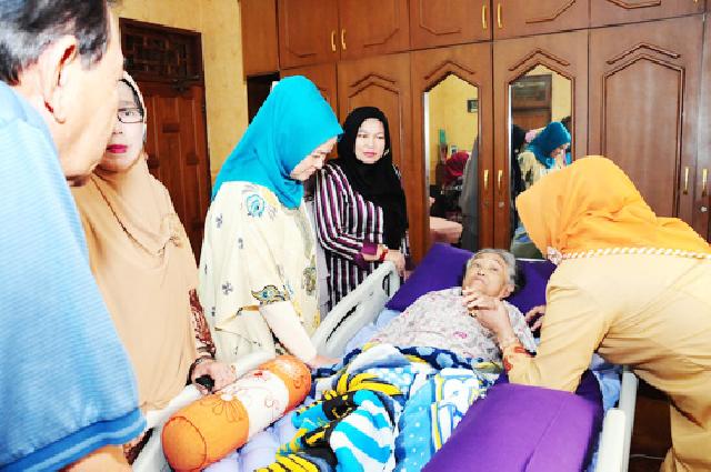 Ibu Plt Gubri  didampingi Isteri-isteri Pejabat Pratama Prov Riau menjenguk istri Bpk Arsyad Rahim. foto : humas