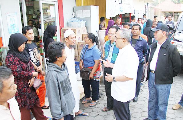 Plt Gubri didampingi Dirut RSUD dan  Pejabat terkait  saat berbincang dengan masyarakat di RSUD Arifin Ahmad Pekanbaru. foto : humas