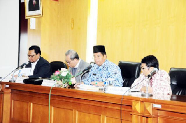 Asisten I Setda Prov Riau Pimpin Pertemuan KomIsi II DPR-RI dengan Pemprov. Riau di Ruang Melati Kantor Gubernur. foto : humas
