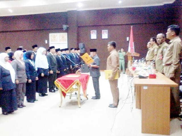 Bupati Pelalawan HM Harrismelantik Kepala sekolah di Kabupaten Pelalawan. foto : Syarii