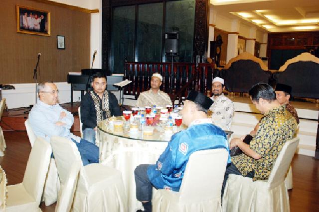 Plt Gubri Buka bersama dengan IMT-GT JBC Malaysia Datuk Fauzi Naim dan H. Nuh Beserta Rombongan