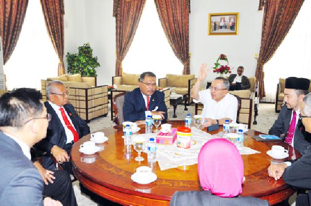 Plt Gubri berbincang dengan Ketua Menteri Malaka YAB Datuk Sri Ir Hj Idris Bin Haroen dan rombongan di VIP Lancang Kuning. foto : humas
