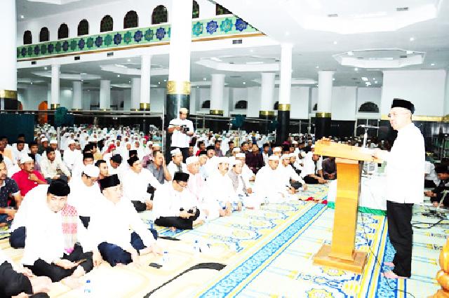 Plt Gubri saat memberikan sambutan Pada Peringatan Nuzul Quran 1436 H / 2015 M di Masjid Agung Annur. foto : humas