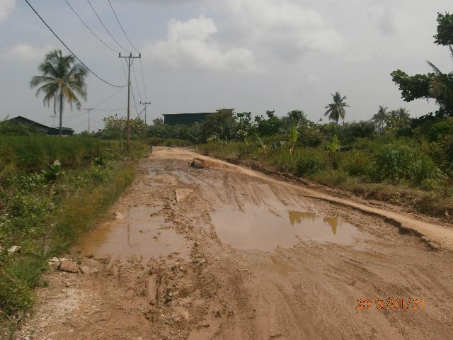 kondisi jalan rusak di Penghuluan  sungai bakau kecamatan    Sinaboi