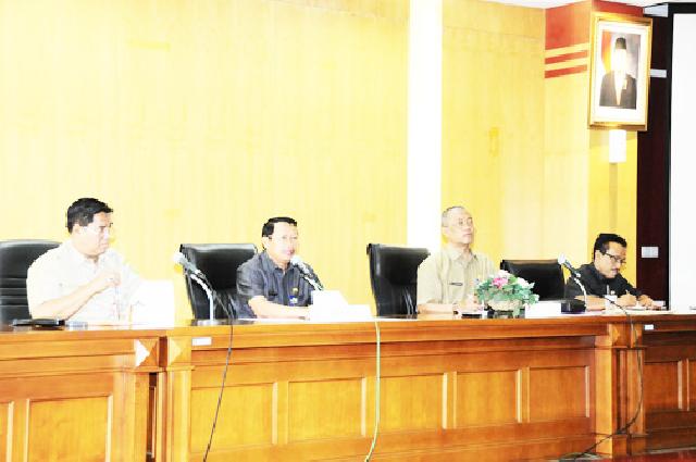 Sekda Prov Riau didampingi ASS pimpin Rapat yang dihadiri SKPD dilingkungan Pemprov Riau di ruang Melati Kantor Gubernur. foto: Humas