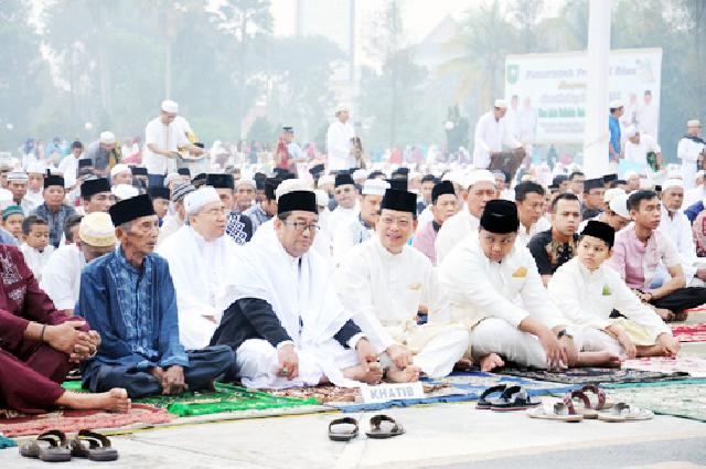 Sekda Prov Riau beserta Keluarga Sholat Idul Adha 1436 H Di Halaman Kantor Gubernur. foto : humas