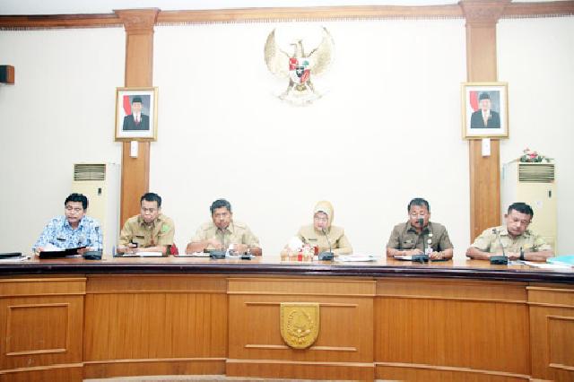 Rapat Permasalahan Sungai Siak di ruang rapat kantor gubernur Riau