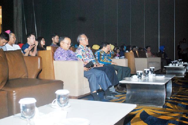 Asisten III Setda Provinsi Riau Hadiri Lancang Kuning Fashion Festival. Foto : humas