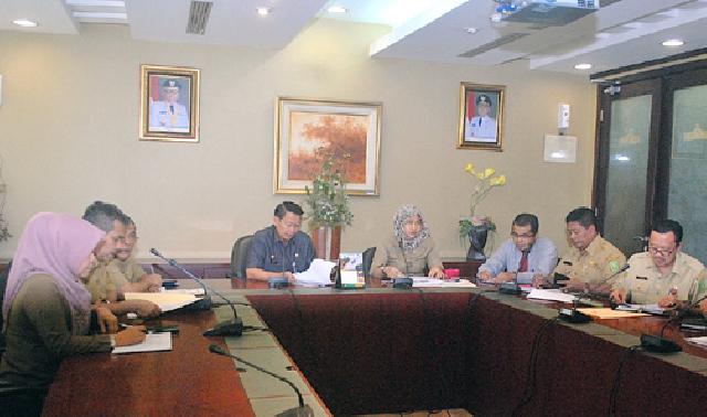 Sekda Prov Riau membuka acara rapat tentang implementasi penyelenggaraan urusan konkuren berdasaarkan UU No 23 Tahun h2014. foto : humas