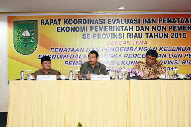 Sekda Prov Riau Hadir sekaligus Membuka Rakor Evaluasi dan Penataan Lembaga Ekonomi Pemerintah dan Non Pemerintah Se Prov Riau Tahun 2015. foto: humas
