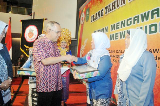 Plt Gubri serahkan penghargaan kepada Bidan saat menghadiri Peringatan Ulang Tahun Ikatan Bidan Indonesia Ke 64 Tahun 2015 di H Premiere. Foto : Humas